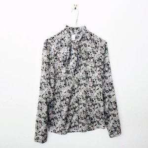  - Vacker blus från Vila, nyskick. 