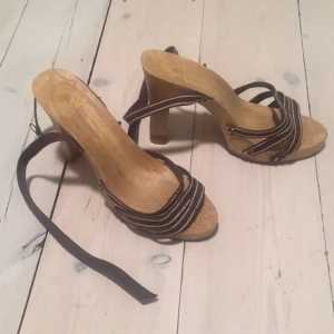  - Fina sandaletter med hög klack. Trä behandlat så det blir en glatt yta. Köpta på second hand, i bra skick. 
