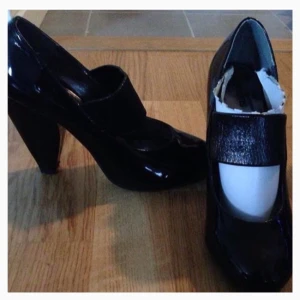  - Svarta High heels med lite tjockare klack. Först till kvarn.  Portot betalar du