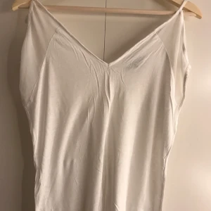  - Jättefin somrig T-shirt från zara. Svårt att visa på bold men hänger fint över axlarna. Lätt genomskinlig. 