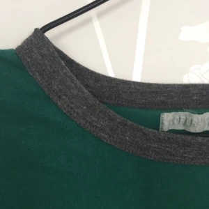  - T-shirt från Urban Outfitters🌻  🗯 köparen står för frakten eller mötes upp i Stockholm 