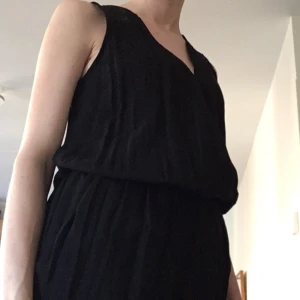  - Svart byxdress i viskos med snyggt fall, veck och spets över axlarna. Oanvänd, köpt på Lindex för 1 år sen. Resår i midjan och en knapp fram. 

Jag skickar med posten eller möter upp i Stockholm. Betalning via Plick, kontoinbetalning, kontant eller swish. 