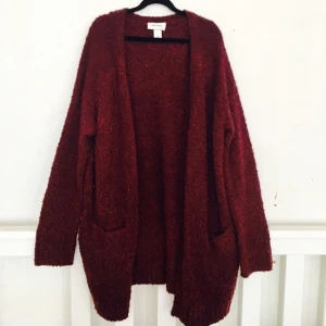  - Mysig vinröd kofta från Monki. 