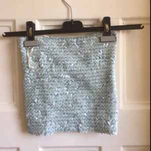  - Glittrande paljettlinne! Perfekt i sommarvädret!  Har själv storlek small, sitter bra men något tight! 