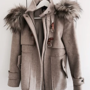  - Beige populär Zara kappa i storlek xs. Passar en lite större xs eller mindre s. Fint skick. Avtagbar luva med fake päls