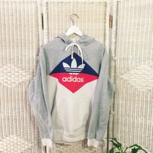  - ADIDAS-HOODIEN 2 DIE 4 coming ur way. Bekvämaste lilla saken det där, älskvärd och i något fruktansvärt bra skick. Luva och knyte framtill så man kan reglera som man vill. 

Passar antingen till ett par schyssta jeans eller till ett par strumpbyxor då tröjan går över rumpan 🍑

FRI FRAKT 💌

