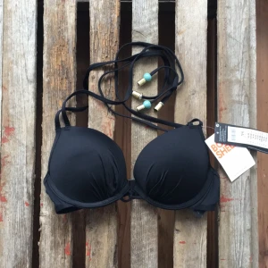  - Supersnygg bikinitop med bomb shell från Lindex! Aldrig använd, lappar sitter kvar.