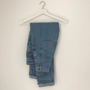  - Jeans från Top Shop. Snyggt löst sittande med hög midja :) modellen heter "mom". Varför vet jag inte, men är inte gravidjeans i alla fall :)