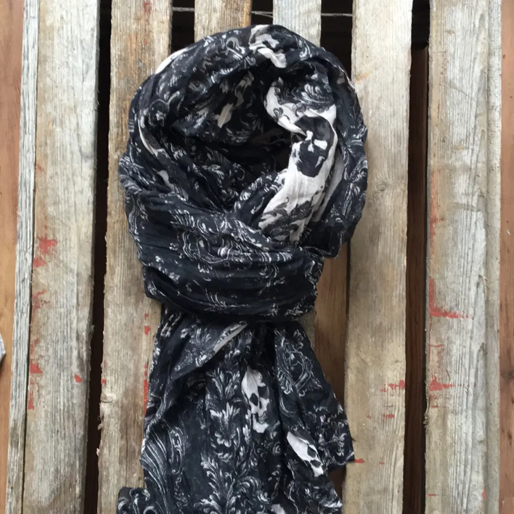 Snygg scarf med dödskallar från gina tricot. Accessoarer.