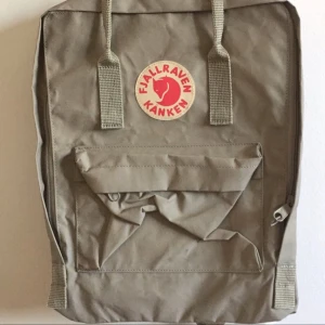  - Beige Kånken aldrig använd. 