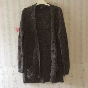  - Stickad kofta i storlek L (när ungefär till mitten av mitt lår på mig som är 168 cm). Köparen står för frakt.