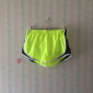  - Neongula korta shorts med svartvita detaljer på sidorna från Nike. Köpta i Hongkong för 300 kr och endast använd ett fåtal gånger. Står XL som storlek, men skulle säga att det är mer som M/L. Frakt tillkommer. 