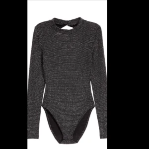  - GLITTRIG body i svart och silver. Endast använd en gång på en nyårsfest! Supersnygg med halvpolo och öppen rygg. Fin både under jeans och kjol.  🌹🌹