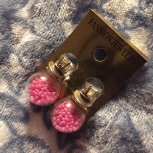  - Örhänge 15kr+(7krfrakt)