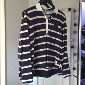  - Jättemysig rosa/marinblå randig tröja från Bondelid. Nypris 500kr och den är aldrig använd, pga för stor, älskar det sköna materialet och färgerna!
