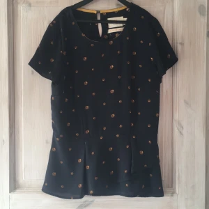  - Snygg blus från Holly and Whyte Lindex. Mörkt blå och ostretchig. Figursydd och flygigt tyg. Sparsamt använd så ser sprillans ut!✨ Köparen står för frakten.