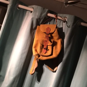  - Gul ryggsäck i mocka. Köpt på en secondhand i Rom 