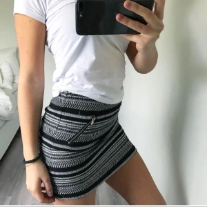  -  Säljer två likadan kjolar från H&M, den ena är i storleken 34 och den andra 36.  60kr/st + frakt 