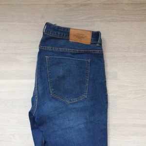  - Oanvända mörkblå jeans från Zara! Snygga i passformen och i stretch-material! 