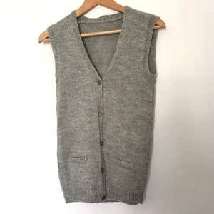  - Den är ca 65*33 cm, omärkt men som en storlek small/XS, knappt använd