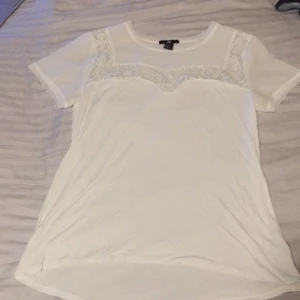  - Fin vit tröja som aldrig blivit använd. Passar både M och S beroende på om man vill ha den tajt eller lite lösare.

Jag kan frakta eller mötas upp. Vid frakt står köparen för porto. 
Pris kan diskuteras vid snabb affär.

