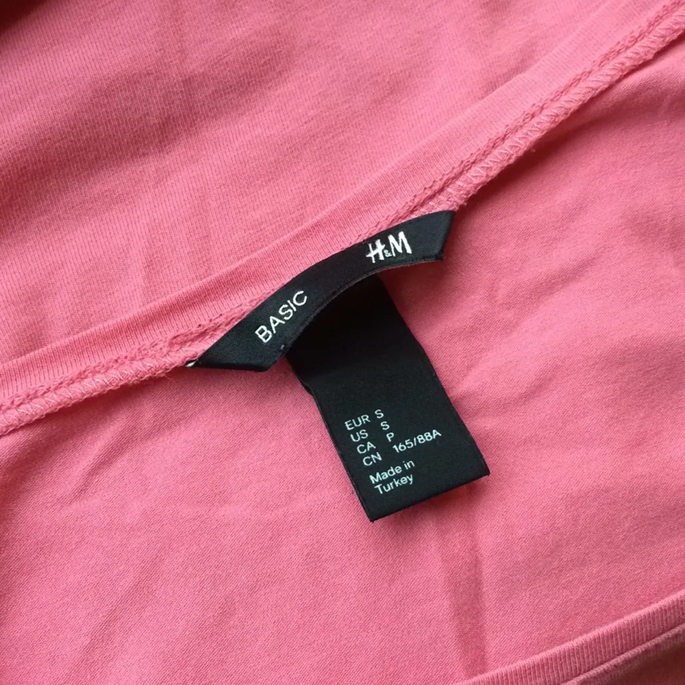 Skön rosa T-shirt från HM. Nästan aldrig använd, Max 5 gånger. Ett basic plagg som passar till nästan allt. Köparen betalar frakt!. T-shirts.