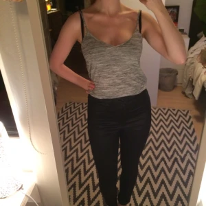  - Högmidjade svarta jeans från HM. Supersköna, med härlig passform och härligt material, dem är lite lackiga, ska nog vara lite skinnaktigt. Fickor bak, fram är bara dekoration. I fint skick, nästan aldrig använda!