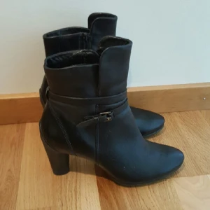  - Ecco Sculptured75 stövlett i skinn med dämpande sula och klack 