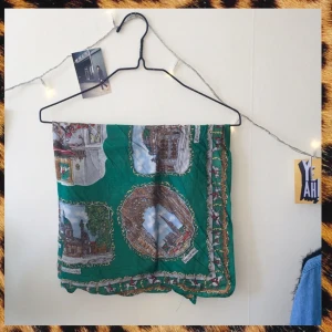  - Ascool scarf köpt på second hand! Jättesnygg att knyta fast på väskan, runt halsen, ha som bälte, m.m :)