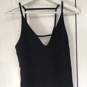  - Snyggt festlinne från bikbok, knappt använt! Kan skicka mer bilder👌🏻 