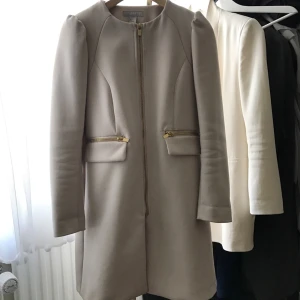  - Kapp inköpt i H&M stl 36 i färg ljus rosa. Nypris ca 1000kr, säljes för 300kr. 