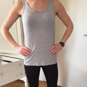  - Tunnt, grått baslinne från Indiska. 