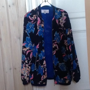  - Bomberjacka från zara. Nästan oanvänd, org  pris 550 kr 