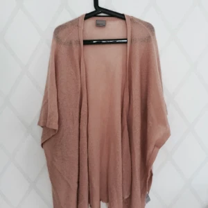  - Ljusrosa cardigan från Vero Moda. Bra skick. 
Frakt tillkommer.