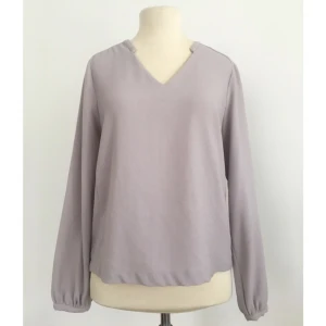  - Klassisk blus med skön passform.

Märke: Åhléns
Storlek: 40
Skick: Mycket gott. Använd endast en gång.

Pris: 125 kronor.

Frakt: Betalas av köparen.