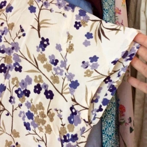  - Säljer en blommig blus från The Masai clothing company. Härlig nu till våren och sommaren🌺🌷 