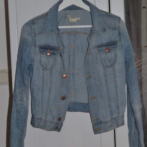  - Ljusblå jeans jacka🌵