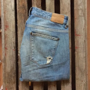  - Snygga ripped baggy jeans från Gina tricot