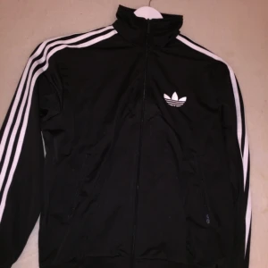  - Adidas jacka. Knappt använd. 
