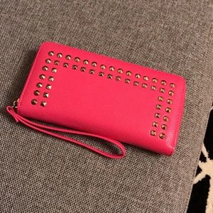  - Plånbok från glitter med 2 större fack och 2 mindre, kort och mynt fack finns. Använd ca 3 gånger 