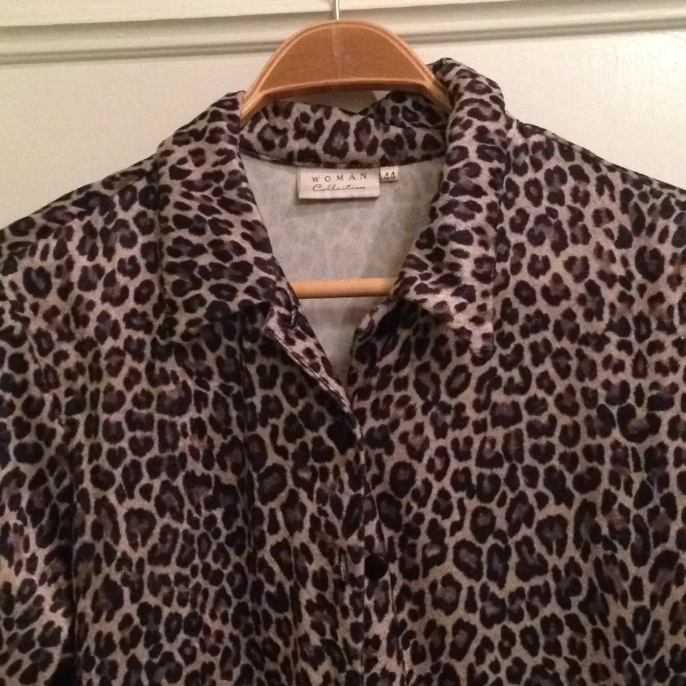 Cool leopardskjorta. Passar 34-36 och då något oversize. Blusar.