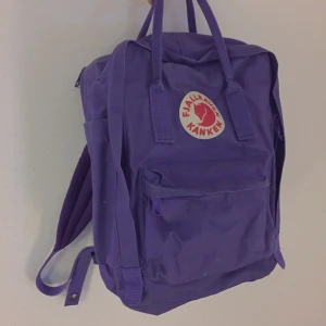  - En uppdatering av den klassiska Kånken. På baksidan finns ett datorfack med vaddering som passar 13 tum stora datorer. Även remmarna är vadderade vilket gör väskan bekväm att bära. Nästan nyskick. Nypris: 999kr