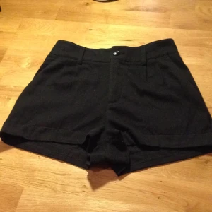 - Snygga högmidjade shorts i tjockare material 