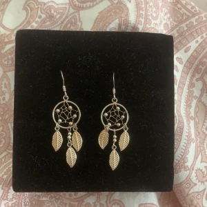 Örhänge - Säljer dessa jätte fina örhängen som är ifrån Molly sandens kollektion med guld fynd om jag inte minns fel.❤️aldrig använda !!