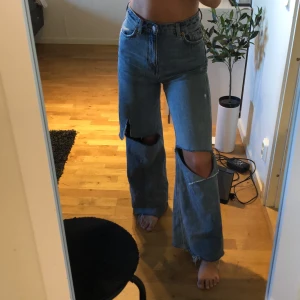 Trendiga jeans! - Snygg jeanstvätt/färg samt snygga hål på knäna! Bara använda ett par gånger och formar kroppen väldigt snyggt! Buda.