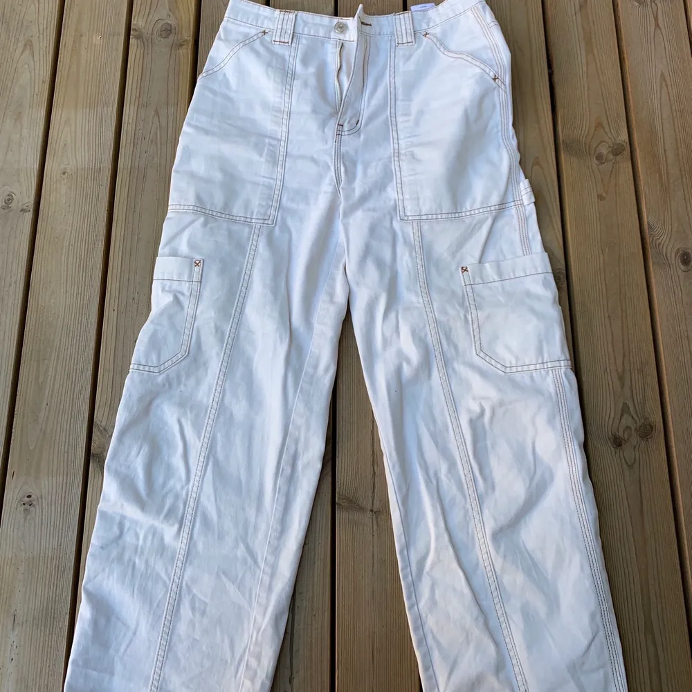Svin snygga jeans med sömmar från Weekday, original pris 500kr. Storlek 38! Säljer pga att de är för korta för mig (173cm). Kan mötas upp i Sthlm💕. Jeans & Byxor.