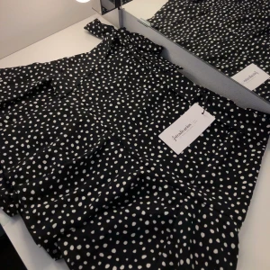 Prickig kjol🤍🖤🤍🖤 - Nu säljer jag denna fina och gulliga kjol ifrån stradivarius, säljer på grund av att den vart för liten vid beställning. Strl M men skulle säga S. Nypris 250kr mitt pris 199kr eller buda frakt tillkommer.