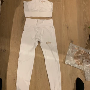 Träningsset - Helt nytt vitt fräscht träningsset. Endast testat. Passar xs-m skulle jag säga 🥰 