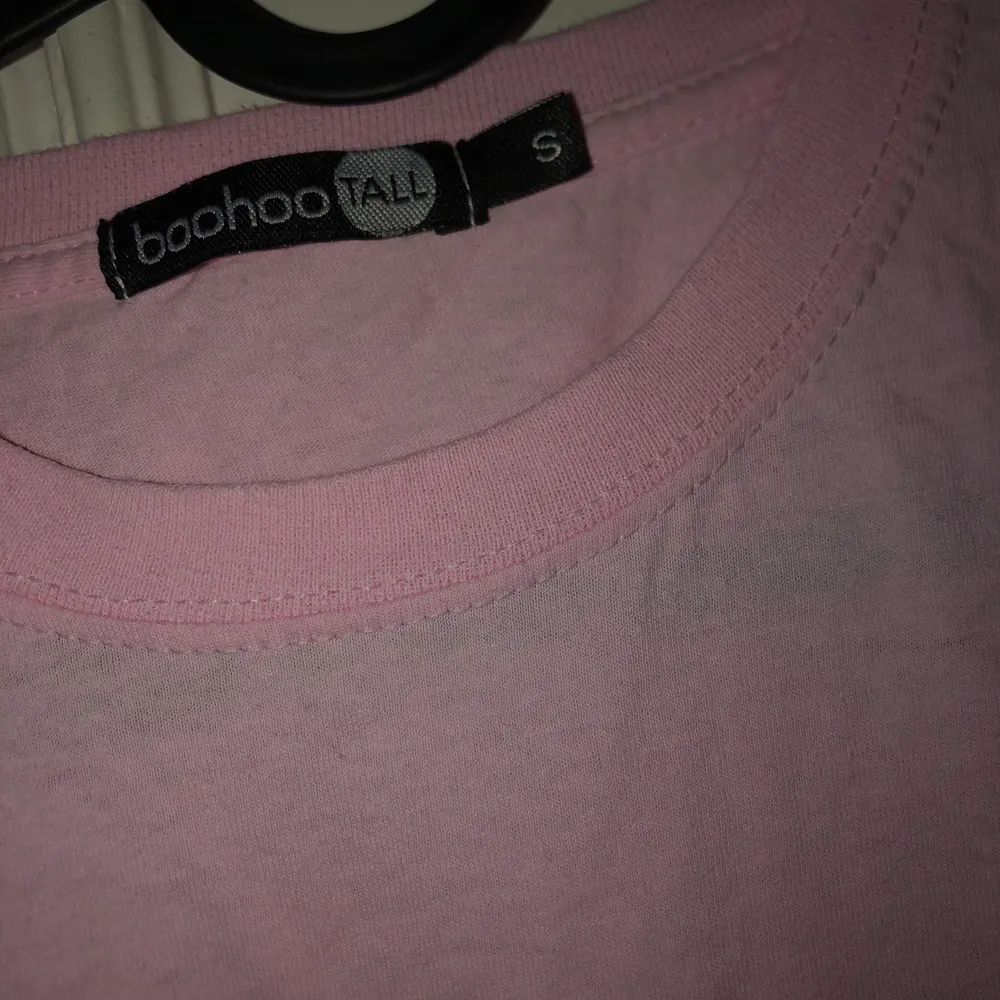 Säljer en rosa T-shirt från boohoo med röd text. Storlek S och super fint skick. Inga slitningar eller liknande✨. T-shirts.