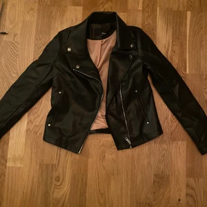 Skinnjacka i storlek 36 - Säljer en av mina favoritbackar som tyvär har blivit för liten. Säljer den för 150kr. Den är i storlek 36 och den är från etam ( ett franskt märke)